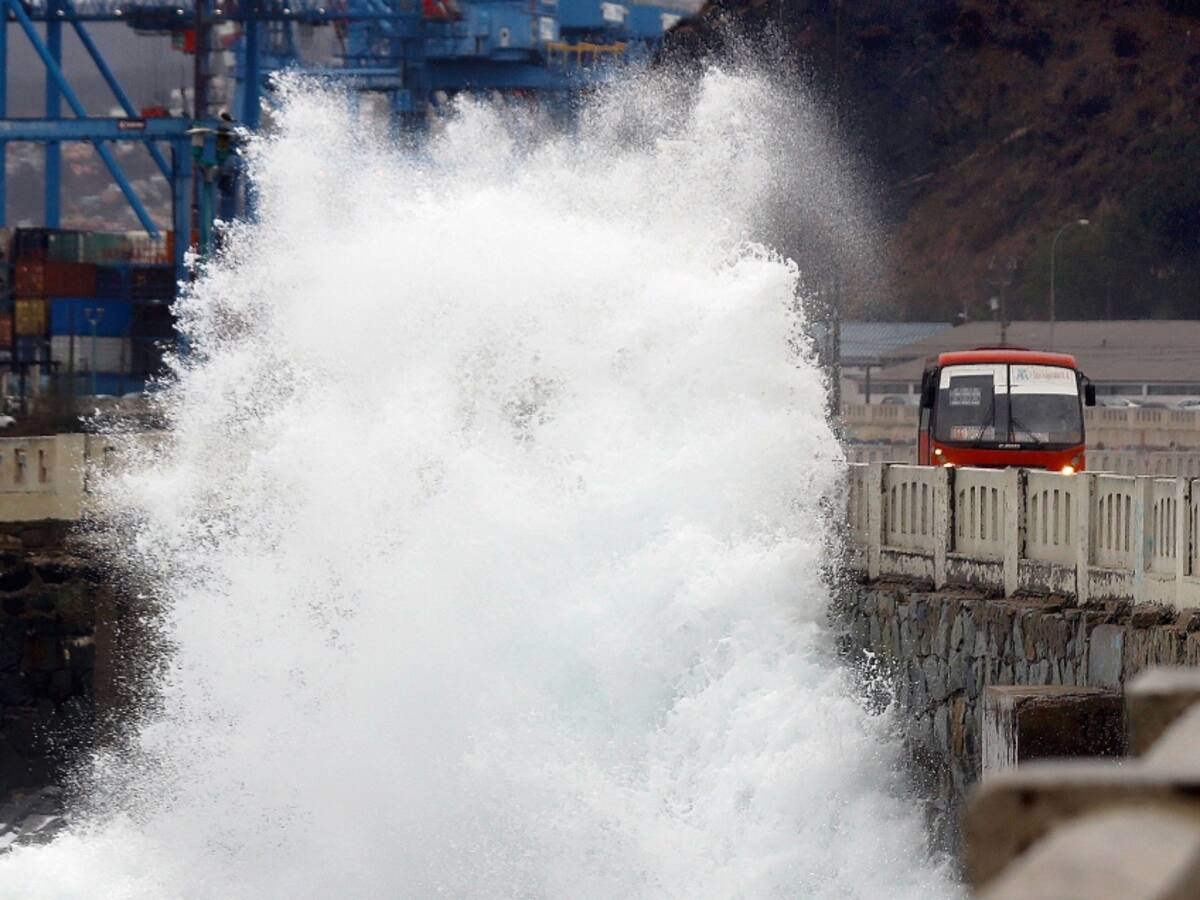 Fuertes marejadas se registraron en Valparaíso producto de sistema frontal