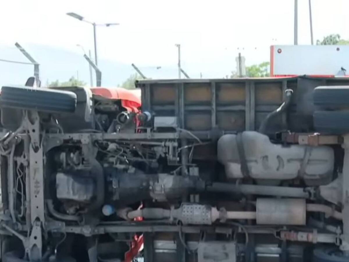 Camión de transporte de residuos vuelca en avenida General Velásquez y provoca alta congestión vehicular
