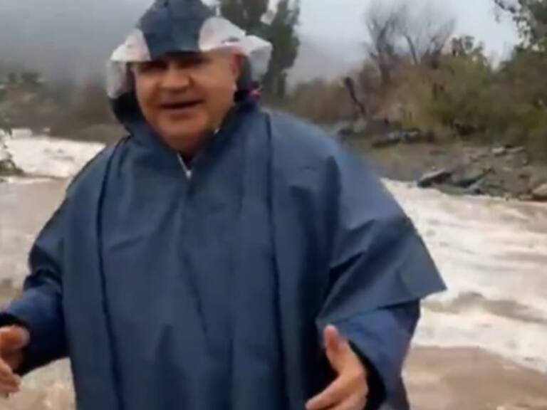 ¡Arriesgada transmisión por las lluvias! Alcalde de Punitaqui fue arrastrado por bajada de quebrada mientras hacía un live