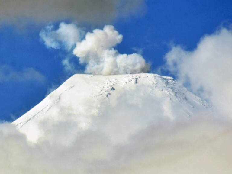 «La actividad sísmica sigue siendo alta»: Sernageomin mantiene la alerta naranja por el volcán Villarrica