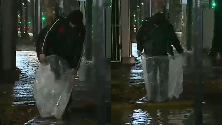 “Es vieja”: captan llamativa técnica de transeúnte para cruzar calle inundada por lluvia en El Bosque