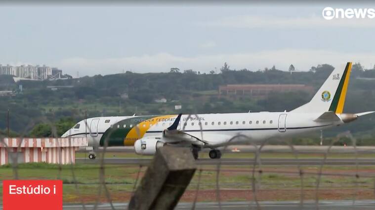 El avión presidencial de Brasil lleva a Jair Bolsonaro hacia Estados Unidos