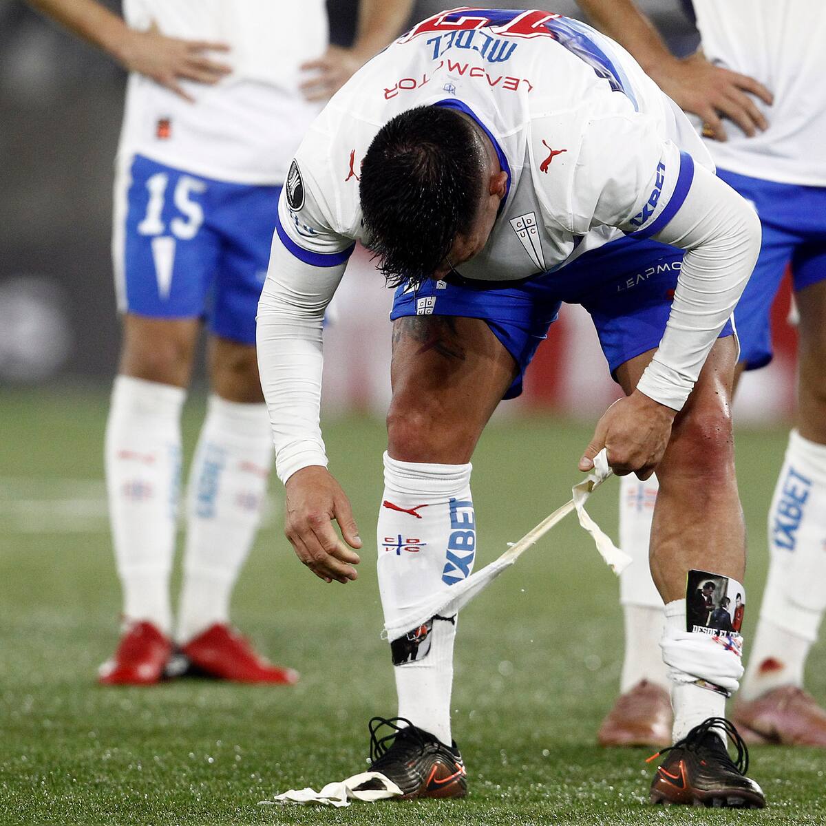 Experta aclara el posible vínculo entre la cancha del Claro Arena y las lesiones en la UC: “Jugar en pasto sintético...”