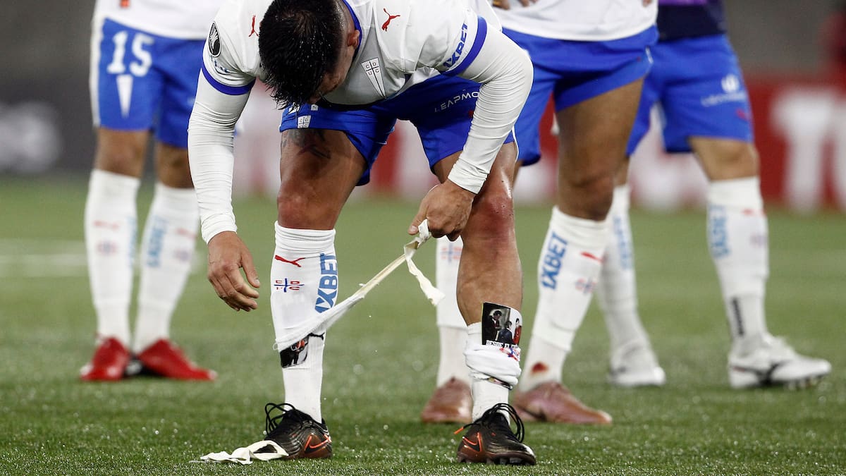 Experta aclara el posible vínculo entre la cancha del Claro Arena y las lesiones en la UC: “Jugar en pasto sintético...”