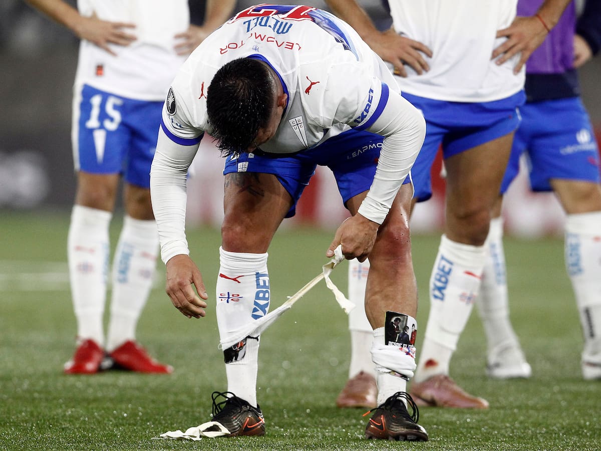 Experta aclara el posible vínculo entre la cancha del Claro Arena y las lesiones en la UC: “Jugar en pasto sintético...”