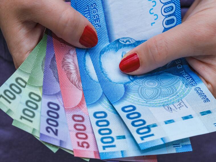 Chile currency, pesos, banknotes in a woman's hand