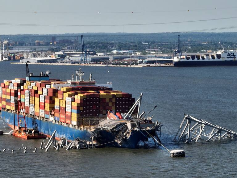 Tras más de un mes y medio del choque de un barco al puente de Baltimore los 21 tripulantes siguen sin poder desembarcar (y estas son las razones)