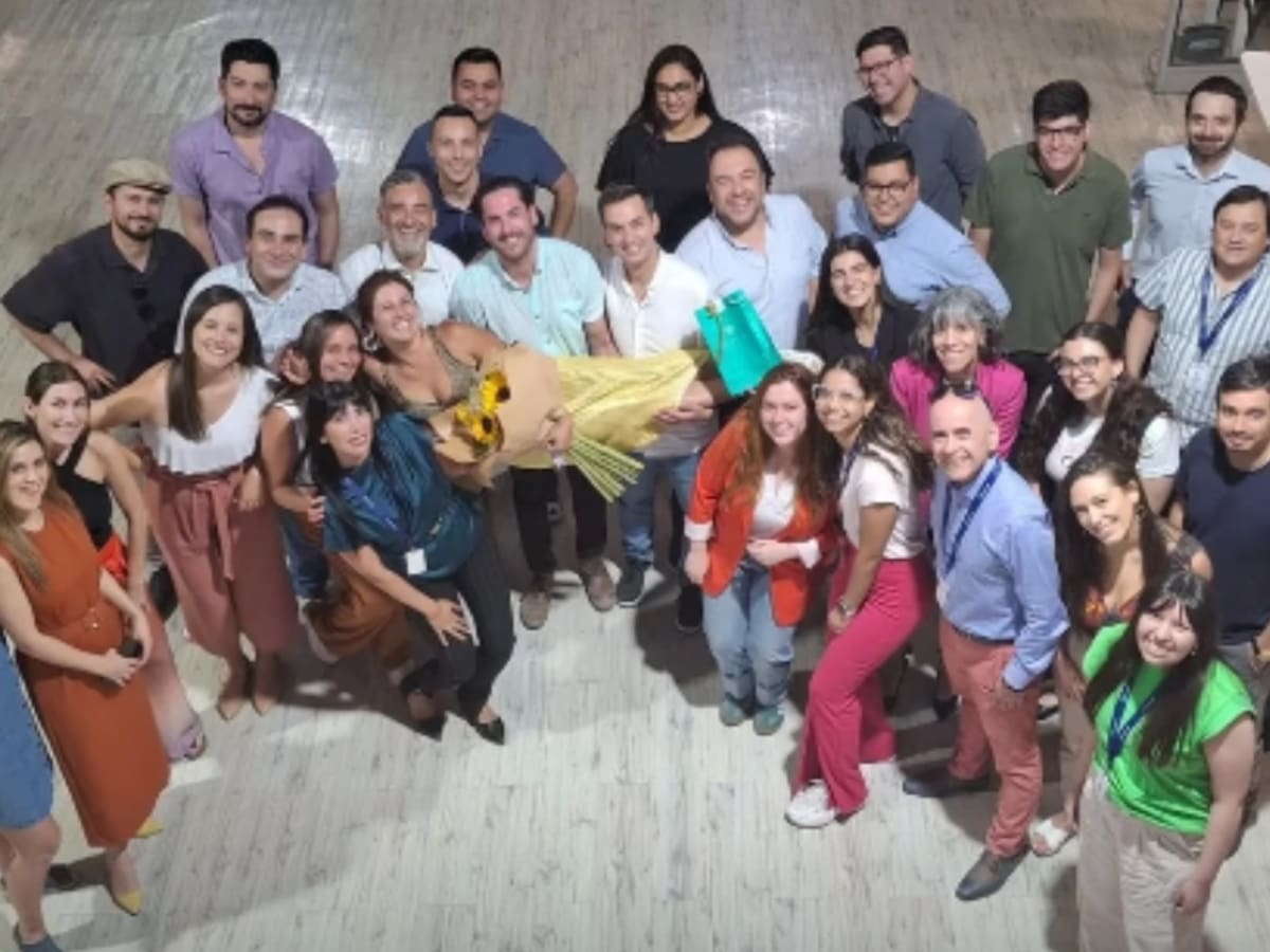 Querida periodista de CHV renuncia al canal: fue despedida por sus colegas con una foto grupal