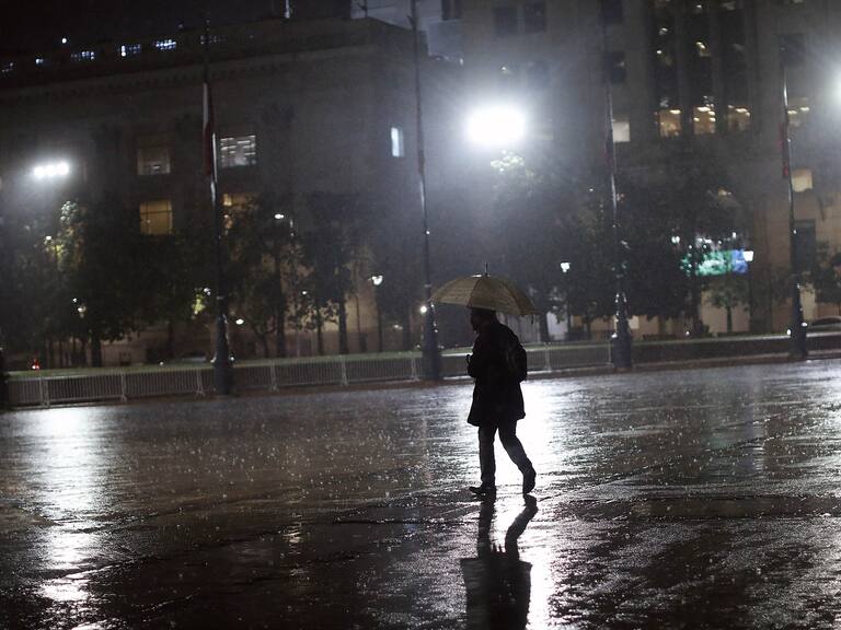 26 de Abril de 2022/SANTIAGOUna persona circula con un paragua,durante las fuertes lluvia que cae en la Region Metropolitana.
FOTO:CRISTOBAL ESCOBAR/AGENCIAUNO
