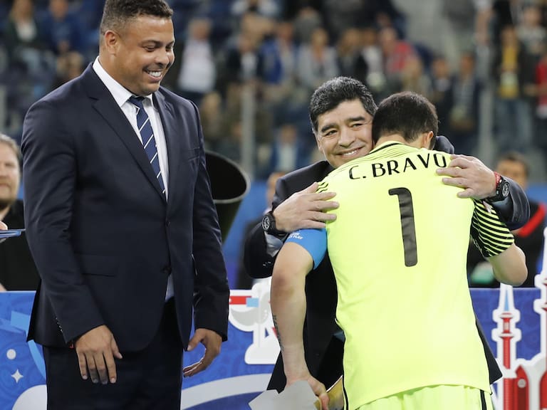 Claudio Bravo despidió a Maradona: «Se nos fue un gigante de nuestro fútbol»