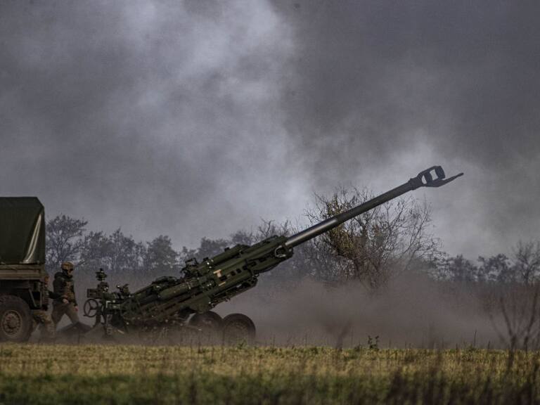 Militares de Ucrania disparan artillería en el óblast de Jersón
