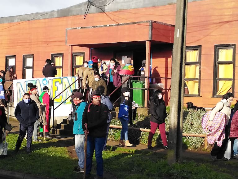 05 DE AGOSTO DE 2020/ARAUCOAlrededor de 100 integrantes de comunidades mapuche se tomaron la Municipalidad de Tirúa, en apoyo a los presos en huelga de hambre y en rechazo a las agresiones registradas en la Araucanía
FOTO: AGENCIAUNO