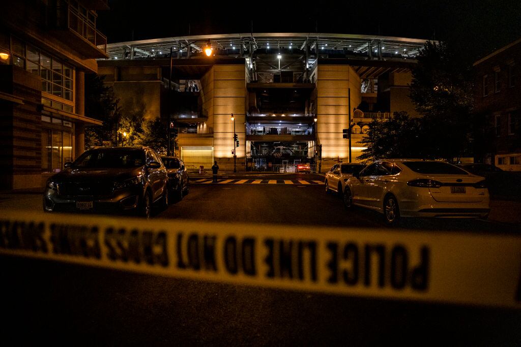 La policía resguarda la zona del tiroteo frente al estadio Nationals Park