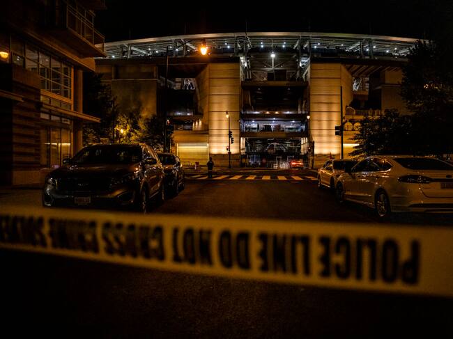 La policía resguarda la zona del tiroteo frente al estadio Nationals Park