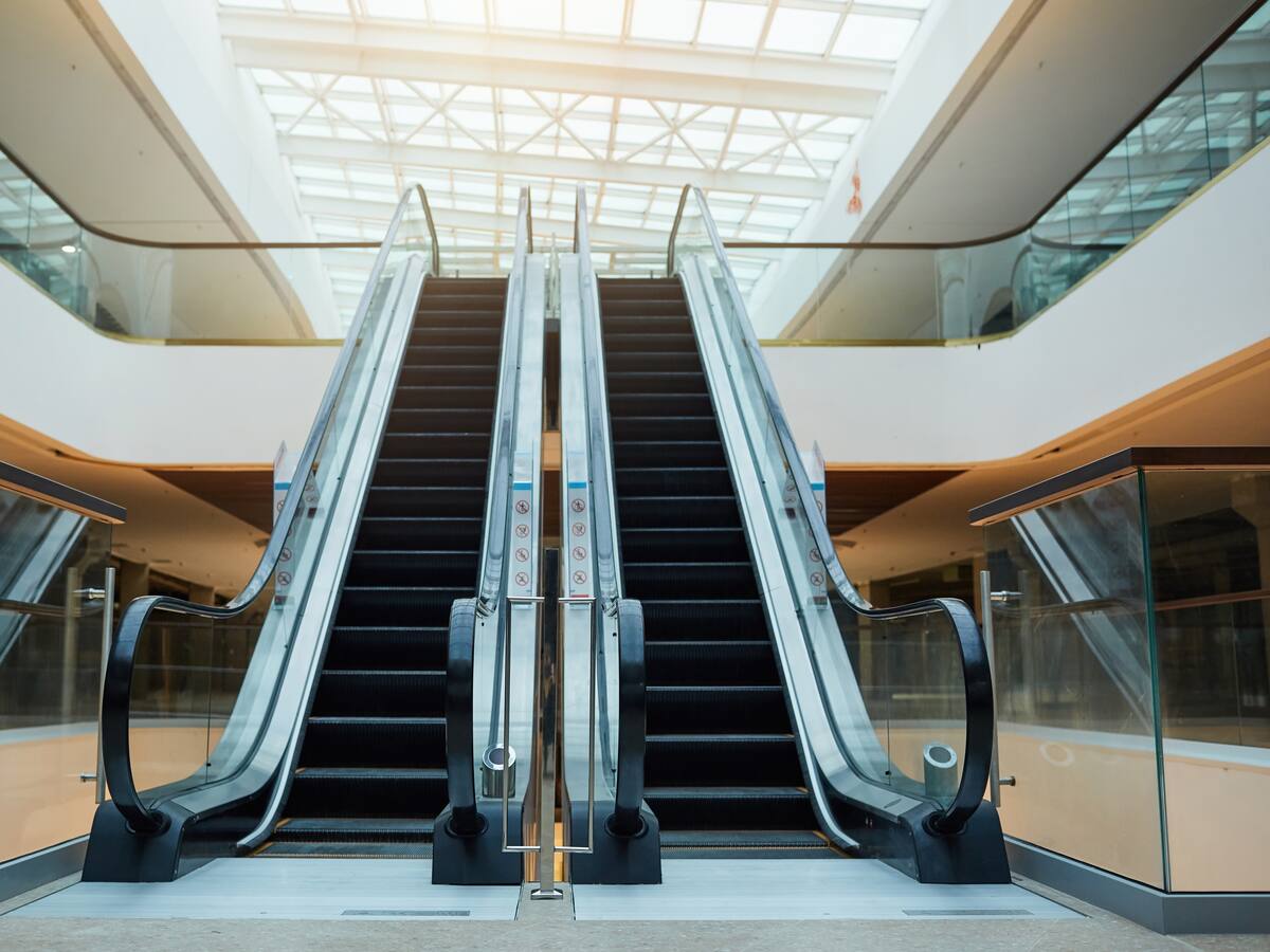 Tras no denunciar la caída de trabajador de más de 2 metros de altura: mall de Santiago deberá pagar millonaria multa