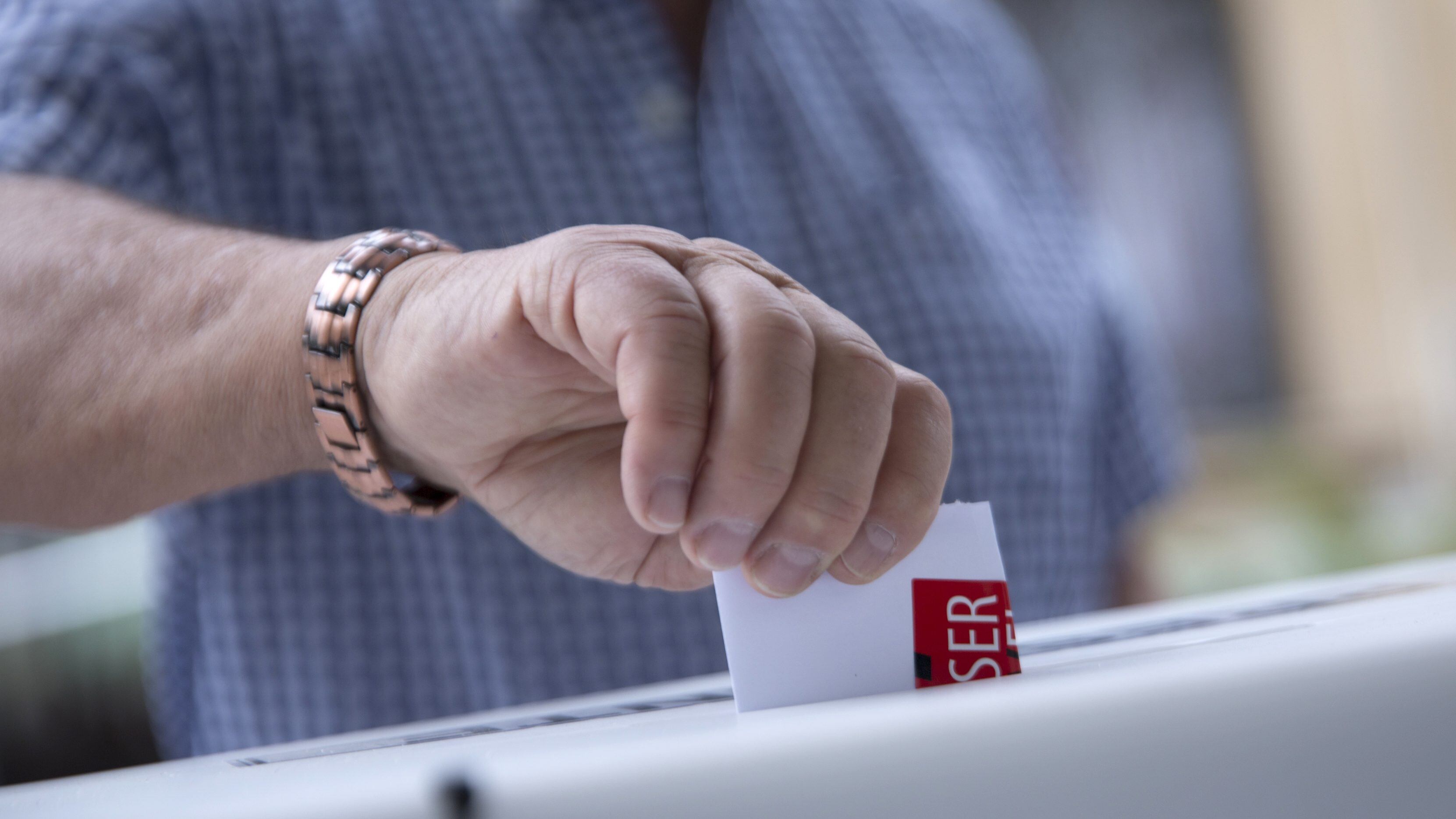 LIMA, 19 diciembre, 2021 --  Un hombre chileno emite su voto durante las elecciones presidenciales de Chile en una mesa de votación en la embajada de Chile en Perú, en Lima, Perú, el 19 de diciembre de 2021.
Foto: AgenciaUno/Xinhua/Stringer Janine Costa