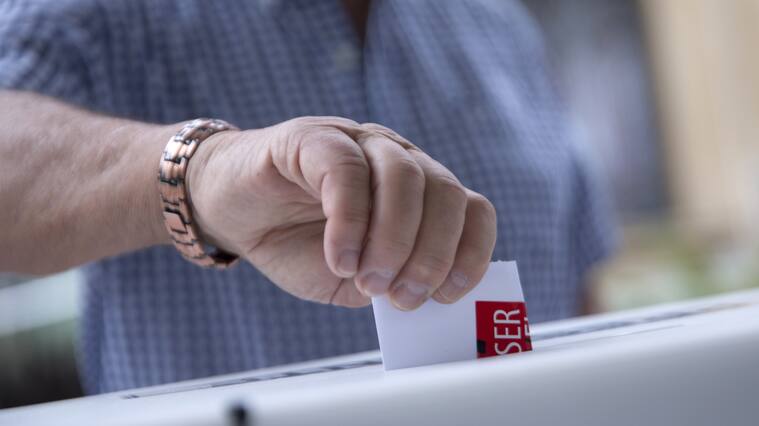 LIMA, 19 diciembre, 2021 -- Un hombre chileno emite su voto durante las elecciones presidenciales de Chile en una mesa de votación en la embajada de Chile en Perú, en Lima, Perú, el 19 de diciembre de 2021.
Foto: AgenciaUno/Xinhua/Stringer Janine Costa