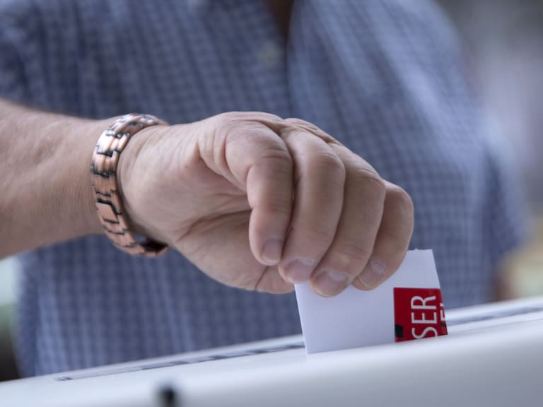 LIMA, 19 diciembre, 2021 --  Un hombre chileno emite su voto durante las elecciones presidenciales de Chile en una mesa de votación en la embajada de Chile en Perú, en Lima, Perú, el 19 de diciembre de 2021.
Foto: AgenciaUno/Xinhua/Stringer Janine Costa