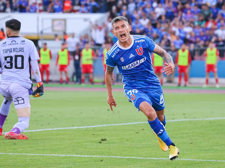 "En silencio...": Alexis Sánchez se rindió a los pies de Charles Aránguiz tras el título de la U en Copa Chile | Agencia Uno