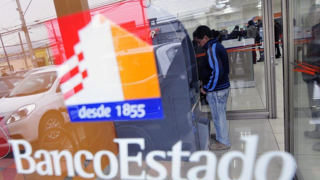 23 de Mayo del 2015 / SANTIAGO un usuarios retira dinero de un BancoEstado, tras las medidas de extender el horario de atención de los bancos, para agilizar la entrega de efectivo, por el paro de trabajadores de Transportes de Valores.
FOTO: SEBASTIAN BELTRAN GAETE / AGENCIAUNO
