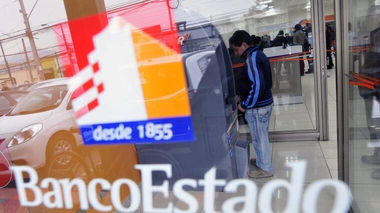 23 de Mayo del 2015 / SANTIAGO un usuarios retira dinero de un BancoEstado, tras las medidas de extender el horario de atención de los bancos, para agilizar la entrega de efectivo, por el paro de trabajadores de Transportes de Valores.
FOTO: SEBASTIAN BELTRAN GAETE / AGENCIAUNO