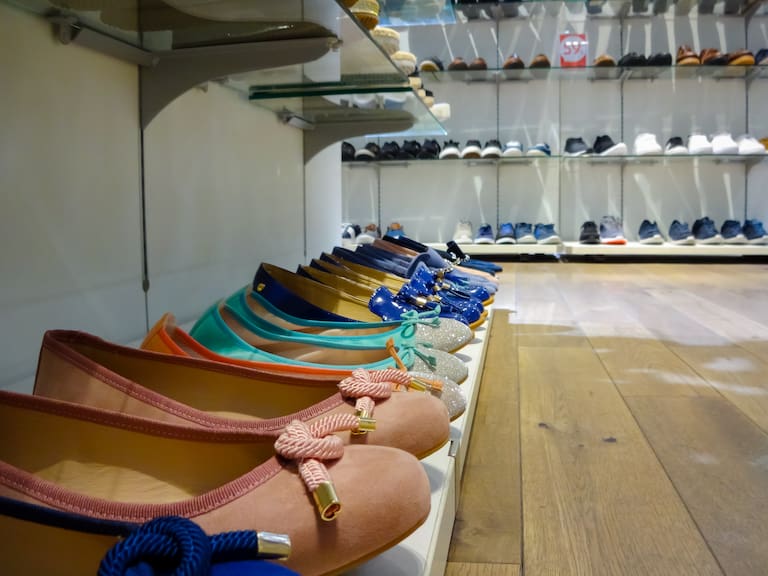Remate total por cierre: dónde queda la zapatería con calzado importado desde $5 mil (y hasta cuándo dura la oferta)