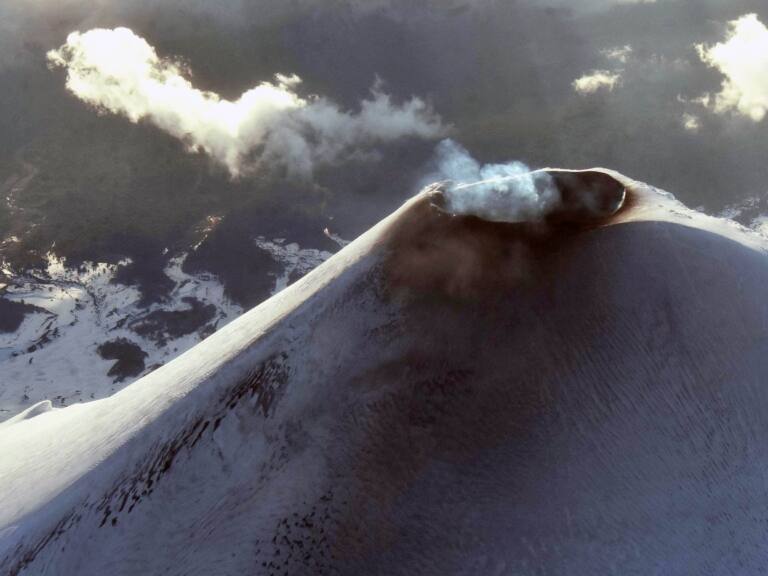Actividad en el volcán Villarrica: se mantiene Alerta Naranja y autorizan clases online a partir del lunes