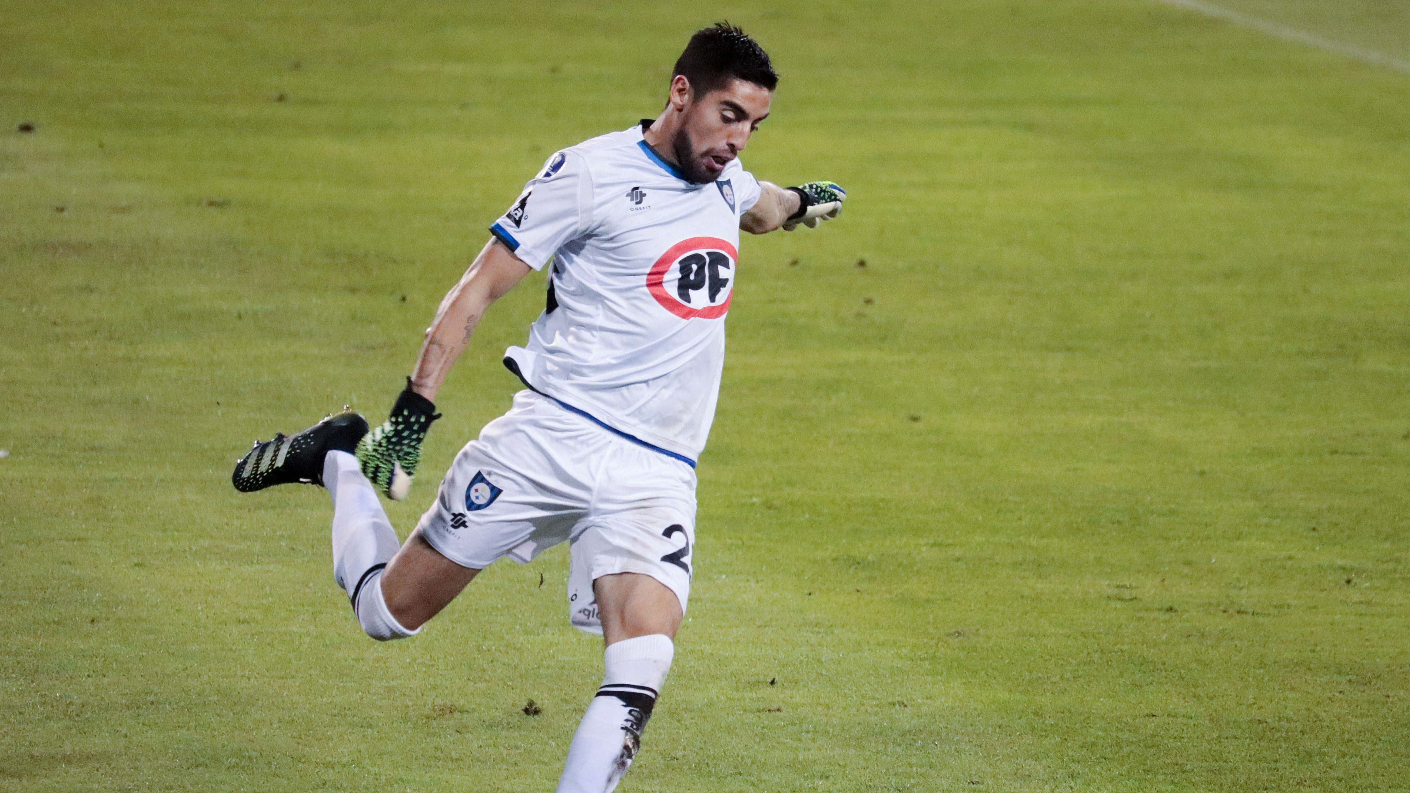 16 DE ABRIL DE 2021/TALCAHUANO
Arquero de Huachipato Gabriel Castellón patea balon, durante el partido valido por la fecha 4 del Campeonato Nacional AFP Vital 2021, entre Huachipato y Ñublense, disputado en el Estadio CAP.
FOTO: CAMILO CASTRO SANHUEZA/AGENCIAUNO