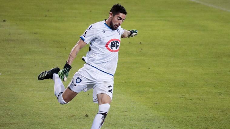 16 DE ABRIL DE 2021/TALCAHUANO
Arquero de Huachipato Gabriel Castellón patea balon, durante el partido valido por la fecha 4 del Campeonato Nacional AFP Vital 2021, entre Huachipato y Ñublense, disputado en el Estadio CAP.
FOTO: CAMILO CASTRO SANHUEZA/AGENCIAUNO