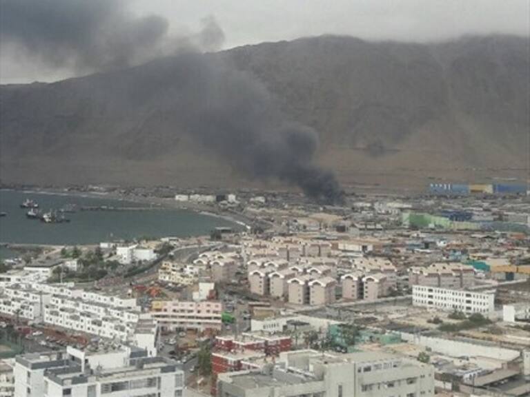 Incendio afecta galpones de la Zona Franca de Iquique