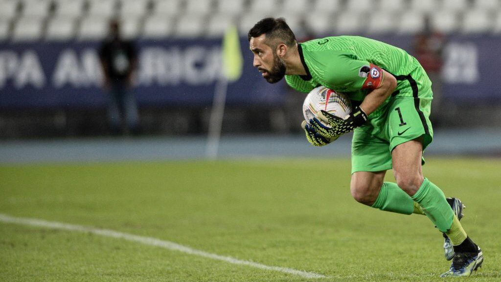 14 DE JUNIO DE 2021/RIO DE JANEIRO, BRASIL Claudio Bravo, durante el partido valido por el grupo A de la Conmebol Copa América 2021, entre Argentina y Chile, disputado en el Estadio Nilton Santos de Rio de Janeiro, Brasil.
FOTO: NAYRA HALM/FOTOARENA/AGENCIAUNO