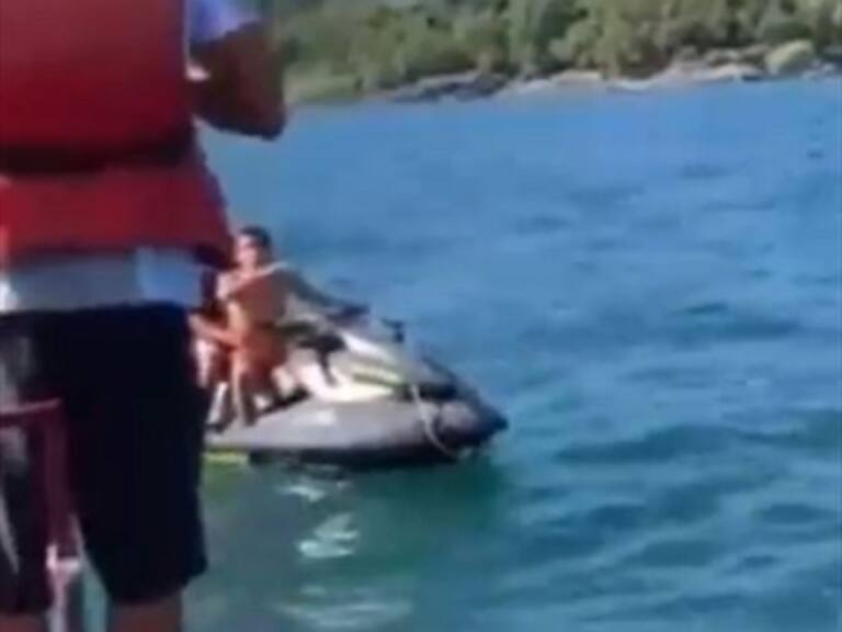 Jóvenes expulsan a turistas del Lago Villarica