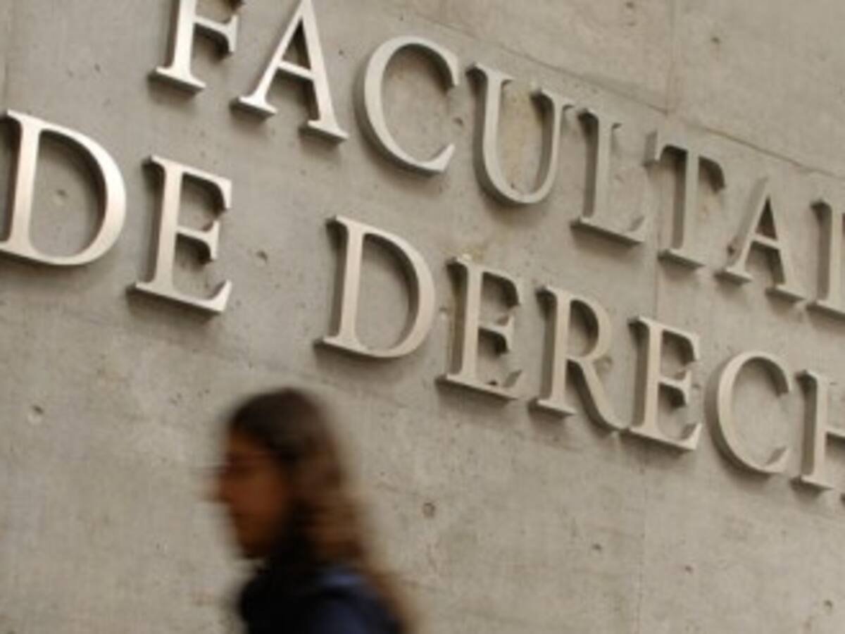 Universidad Católica suspende las actividades docentes de Ángela Vivanco tras investigación por vínculos con Hermosilla
