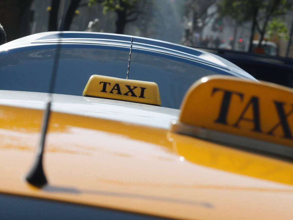 Caen taxistas que estafaban a turistas con millonarios viajes desde el aeropuerto: 9 personas fueron formalizadas por estafa y asociación ilícita