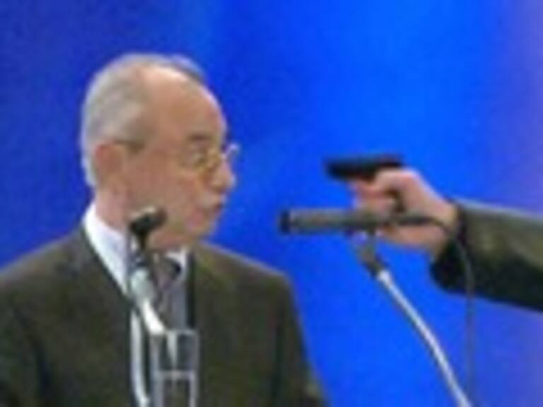 Un hombre trató de matar a un político búlgaro en pleno discurso