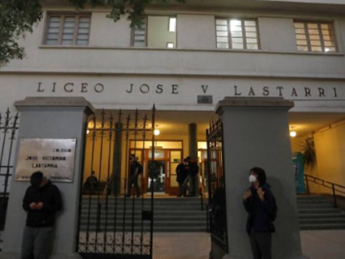 Desmanes frente al Liceo Lastarria provocaron cortes de tránsito en Providencia