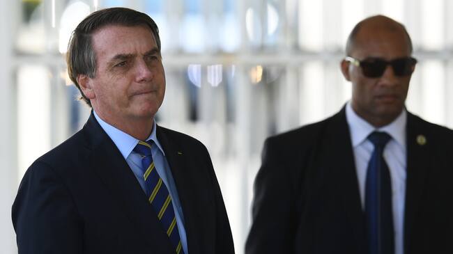 Brazilian President Jair Bolsonaro talks to supporters as he leaves Alvorada Palace in Brasilia, Brazil on April 8, 2020. - Brazil has been the Latin American country hit hardest by the new coronavirus, with 688 deaths and more than 14,000 confirmed cases so far. (Photo by EVARISTO SA / AFP) (Photo by EVARISTO SA/AFP via Getty Images)