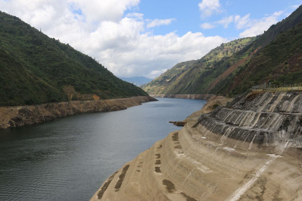 La baja cantidad de agua en la planta hidroeléctrica Mazar de Las Palmas en Ecuador