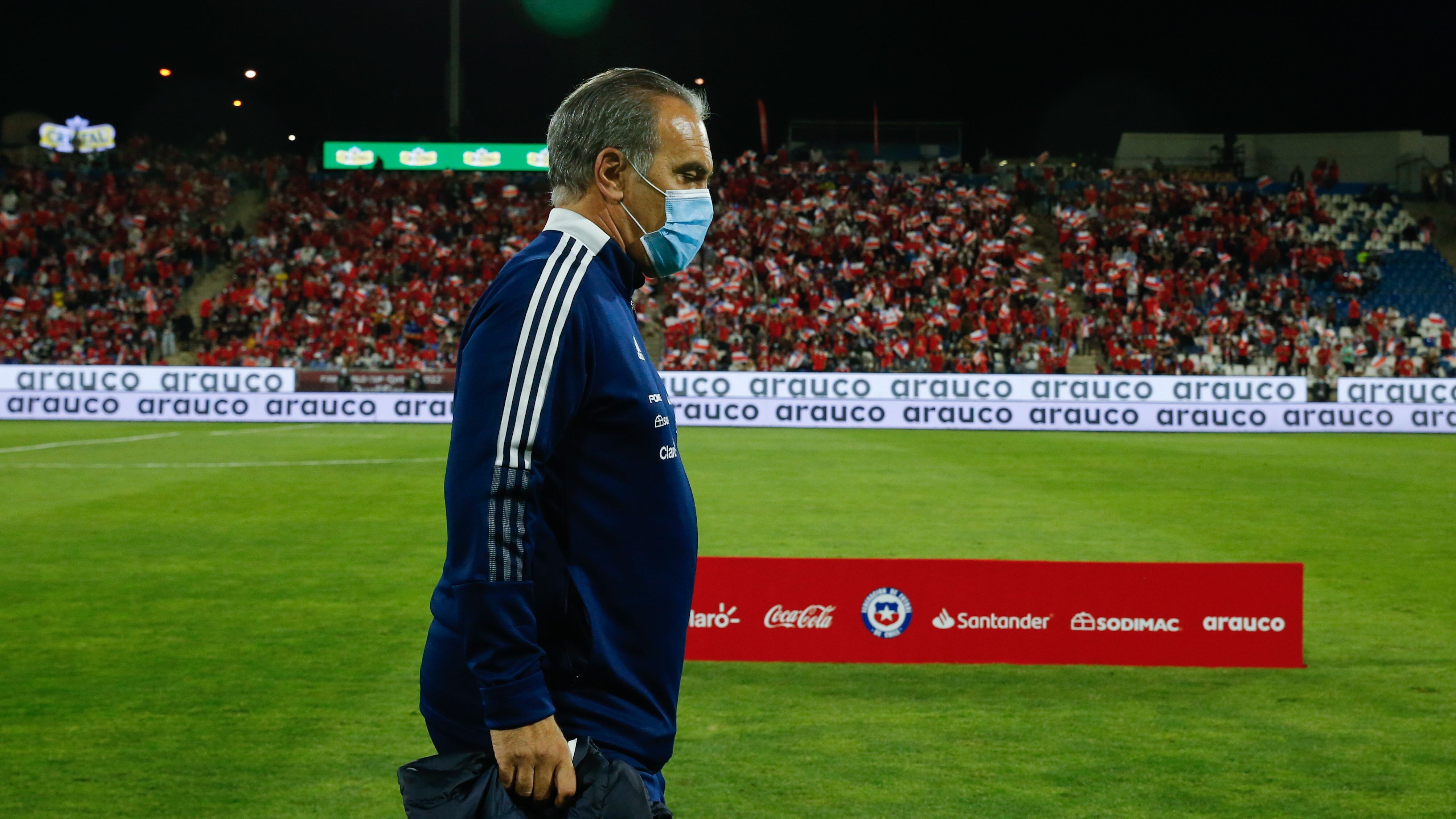 Martín Lasarte se llenó de criticas por demora en cambio de Claudio Bravo