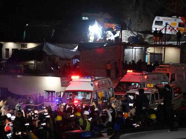 Ambulancias llevan los obreros atrapados en un túnel en la India