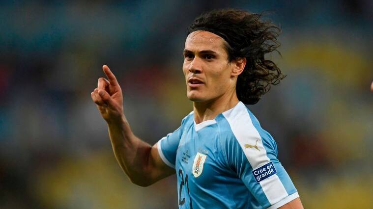 TOPSHOT - Uruguay's Edinson Cavani celebrates after scoring against Chile during their Copa America football tournament group match at Maracana Stadium in Rio de Janeiro, Brazil, on June 24, 2019. (Photo by Mauro PIMENTEL / AFP) (Photo credit should read MAURO PIMENTEL/AFP via Getty Images)