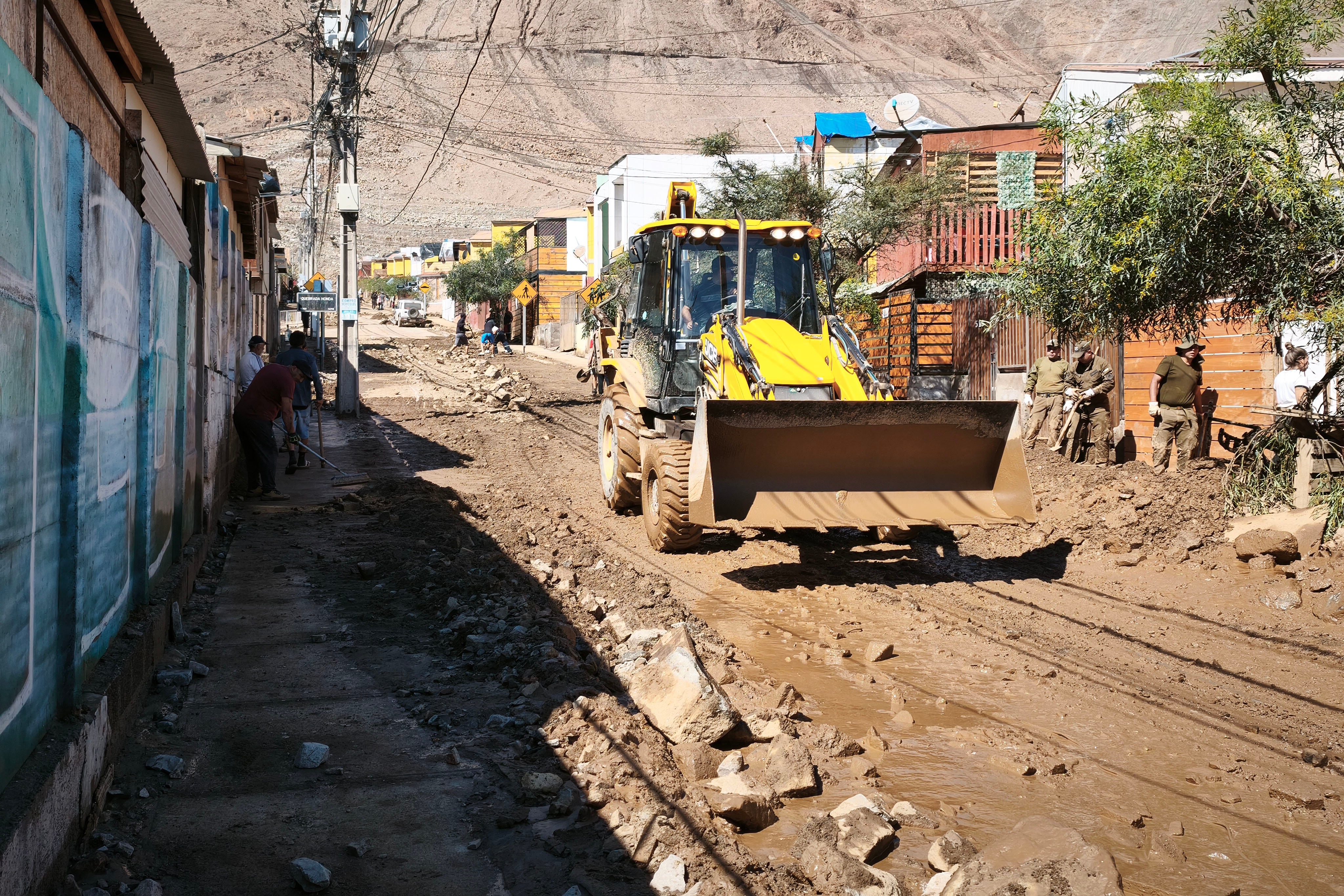 Trabajos de limpieza tras el aluvión en Tocopilla | FOTO: MIGUEL DIAZ / AGENCIAUNO
