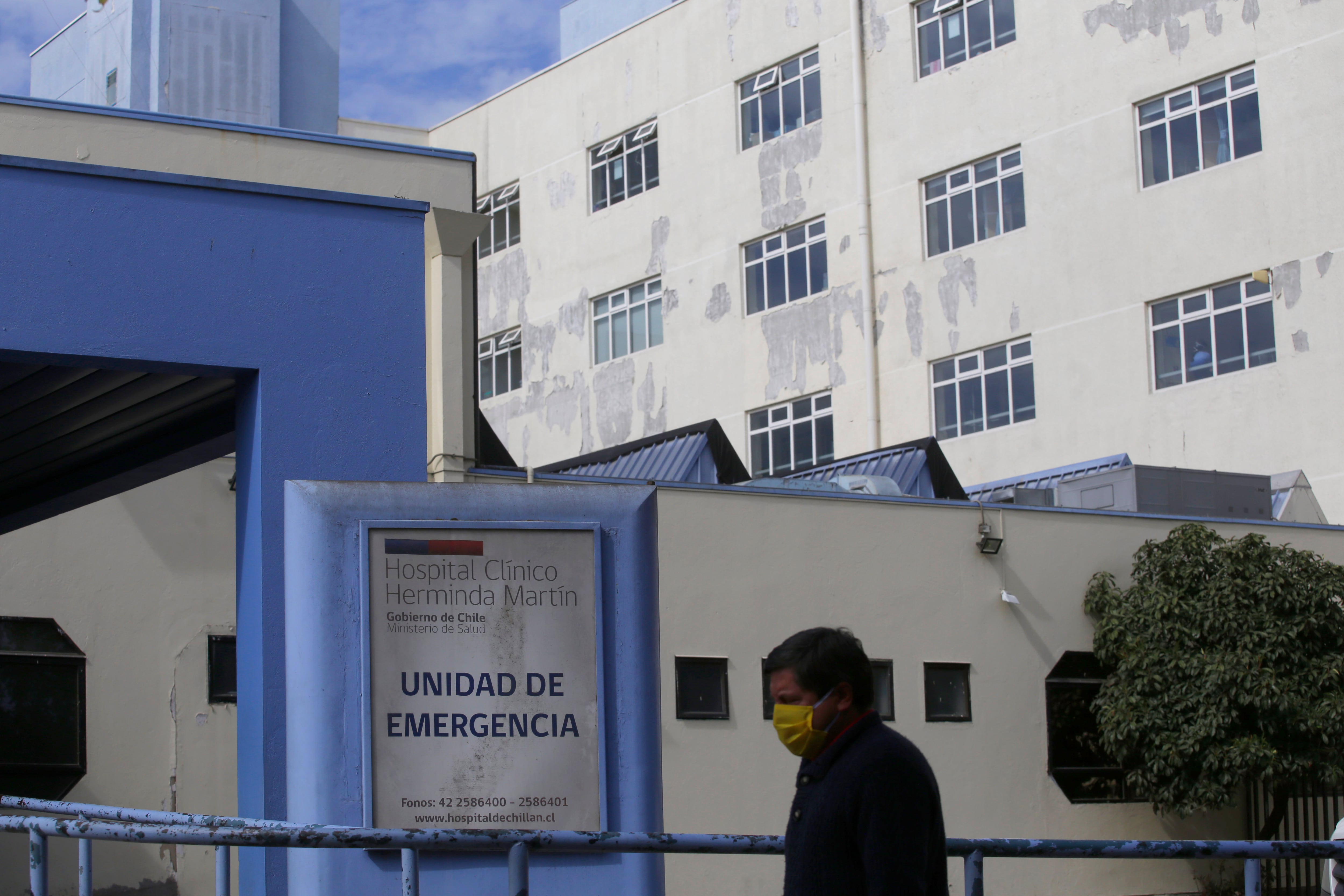 11 de Abril de 2020/CHILLAN
En horas de esta mañana 11.30 am según testigos del lugar, que esperaban, informaron que un joven de nacionalidad China ingreso al lugar con COVID-19 , desmayandose en el lugar y botando sangre por la boca, testigos comentan que personal medico lo atendió informando a las personas del lugar que el se encontraba positivo con COVID-19 y que iniciaría inmediatamente el protocolo de Sanitizacion, la persona contagiada ya presentaba síntomas y había ingresado 6 veces al lugar por su propia cuenta, siendo regresado a su domicilio por personal medico del establecimiento.
FOTO:VICTORPEREZ/AGENCIAUNO