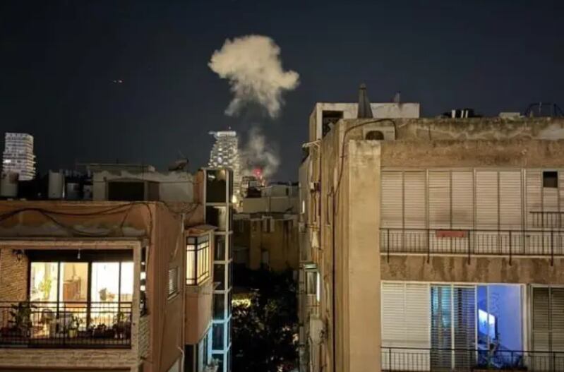 Las fuerzas de seguridad de Israel reportaron una explosión en un edificio en el centro de Tel Aviv que deja varias personas heridas.