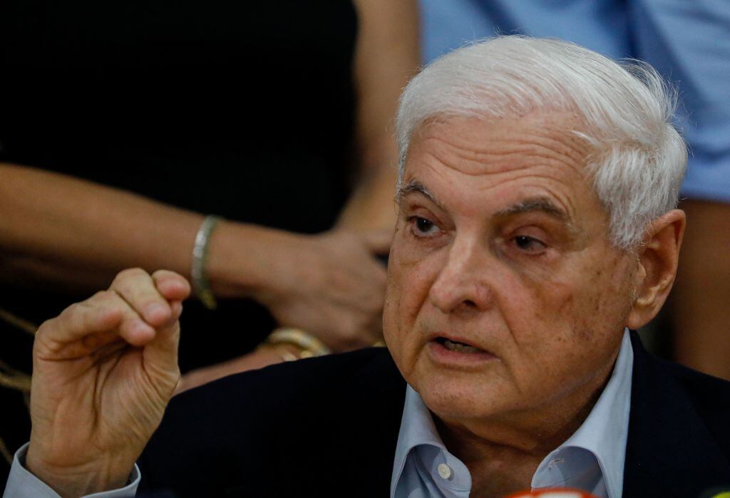 El expresidente de Panamá Ricardo Martinelli habla con los medios