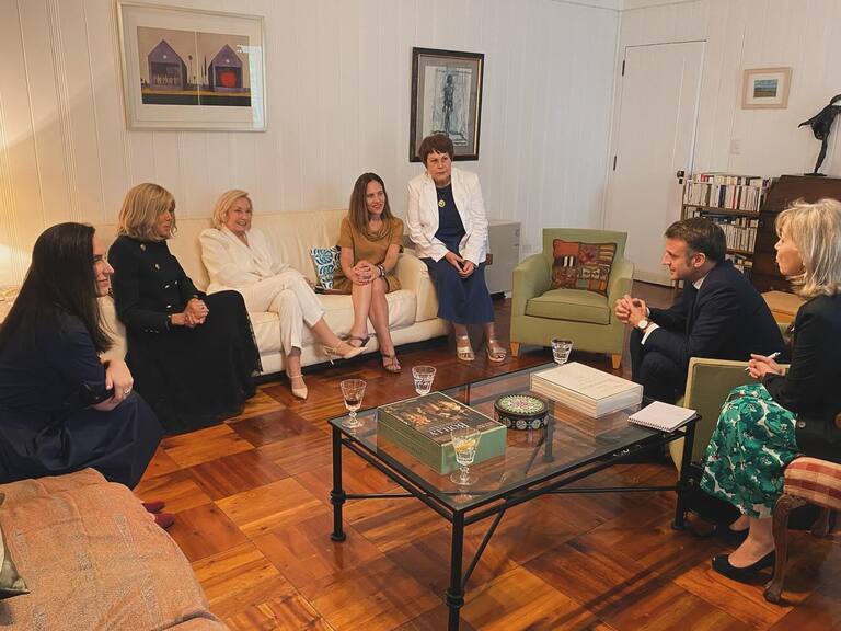 El mandatario francés lo solicitó personalmente: Emmanuel Macron tiene íntimo encuentro con Cecilia Morel e hijas del expresidente Sebastián Piñera