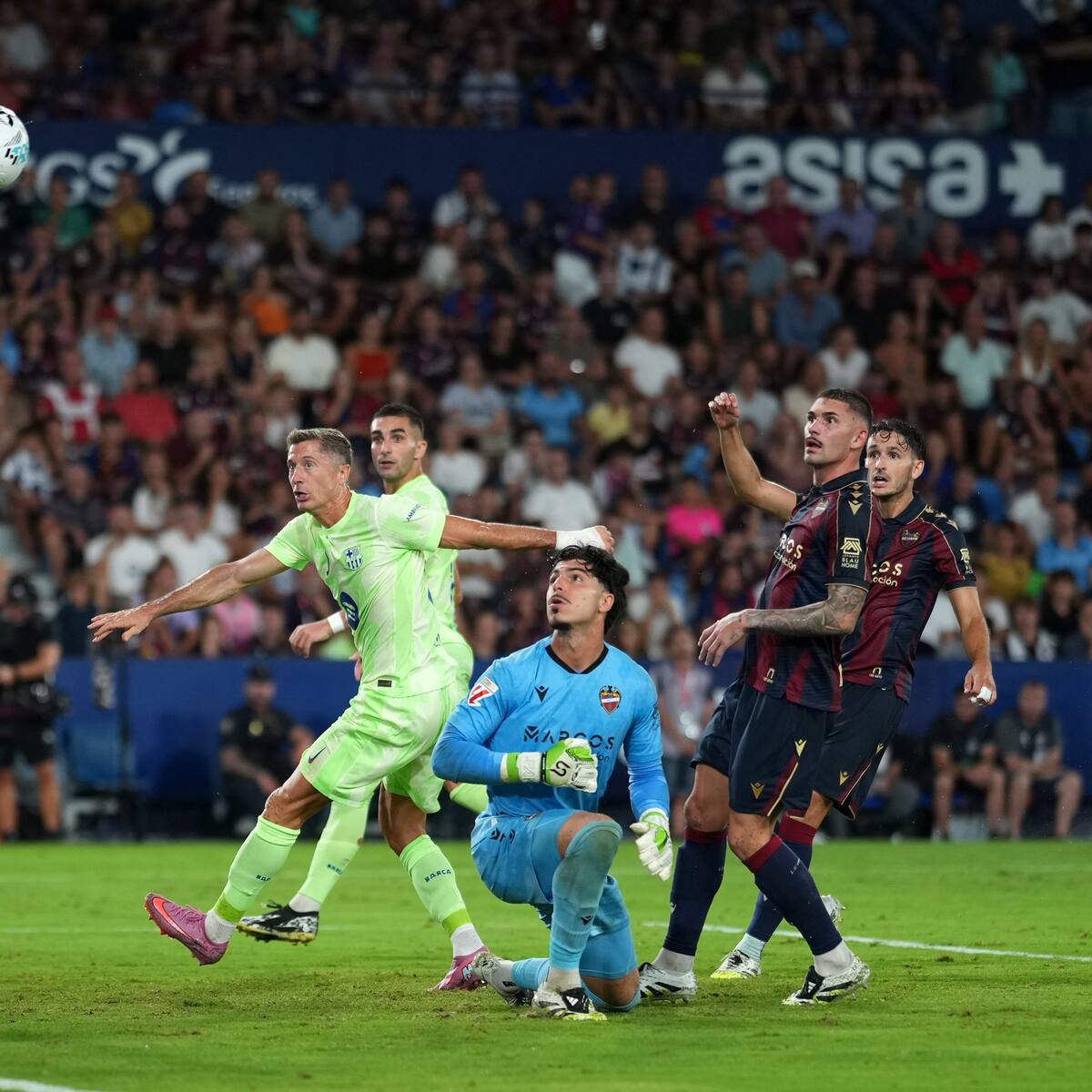 Con un autogol, Barcelona concreta la remontada ante el Levante en La Liga Española