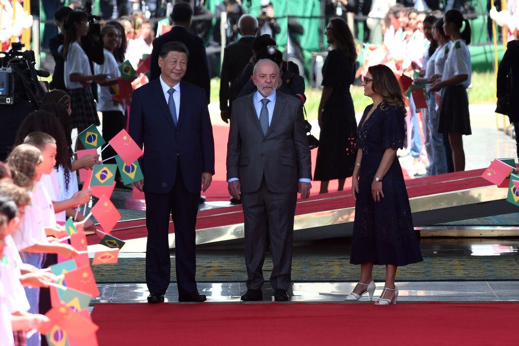 En la ciudad de Brasilia el presidente de China, Xi Jinping, es recibido por el presidente de Brasil, Lula da Silva, y la primera dama Rosangela Janja Da Silva
