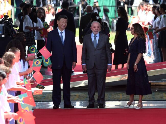 En la ciudad de Brasilia el presidente de China, Xi Jinping, es recibido por el presidente de Brasil, Lula da Silva, y la primera dama Rosangela Janja Da Silva
