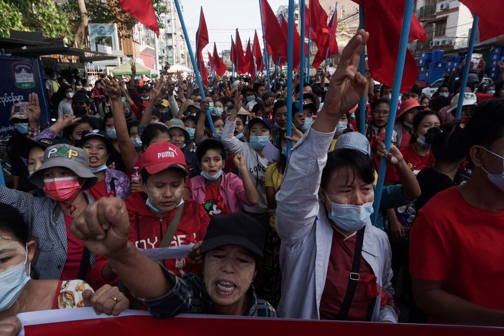 La ciudadanía salió a las calles de Rangún en contra del golpe de estado en Myanmar